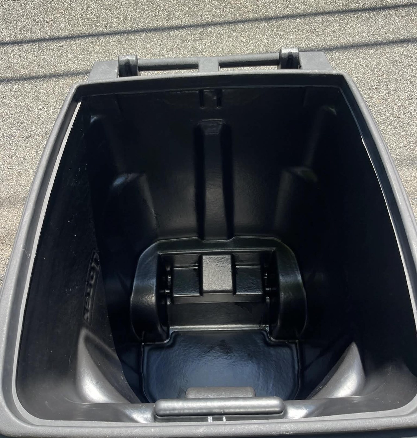 The same trash can after cleaning